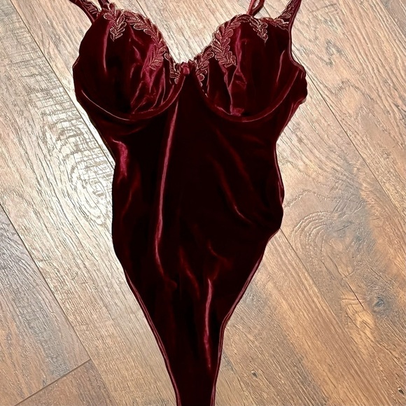 𝅺VICTORIA’S SECRET velvet thong bodysuit - Picture 1 of 7